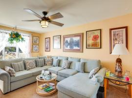 1 Mi to Beach Eclectic Home in North Cape May!，位于North Cape May的酒店