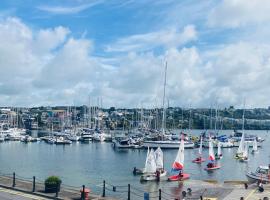 2 bedroom harbour view apartment in Kinsale，位于金塞尔的酒店