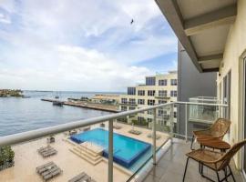 Apartment condo with ocean and harbor views Oranjestad, Aruba，位于Madiki的山林小屋