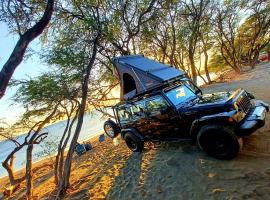 CampCar Maui Jeeps SUVs Hybrid Camper van Rentals with equipment and Travel Advice，位于卡胡卢伊的酒店