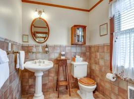 Romantic Victorian Getaway The Fox，位于Sutter Creek的酒店
