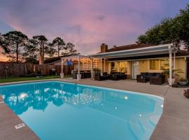 Your Houston Vacation Getaway 3-BD Pool Patio，位于皮尔兰的酒店