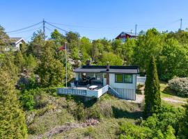 3 bedroom summerhouse with view and beach access -1h from Oslo city，位于Holmsbu的酒店