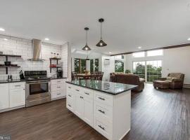 Pocono Mountains Village at Camelback 284 Overlook Way，位于坦纳斯维尔的酒店
