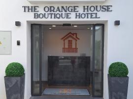 The Orange House Boutique Hotel and Upstairs Rooftop Bar Center of La Cala de Mijas 100m from the Beach，位于卡拉德米哈斯的酒店