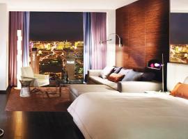 Best Strip City Views Balcony Suite No Resort Fee，位于拉斯维加斯的酒店