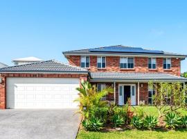Cheerful 4-bedroom family retreat in Caves Beach，位于洞穴海滩的宠物友好酒店