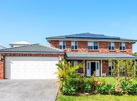 Cheerful 4-bedroom family retreat in Caves Beach