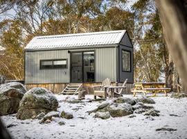 Big Yard Escapes - Two Off-Grid Tiny Houses on the Mowamba River，位于金德拜恩的露营地