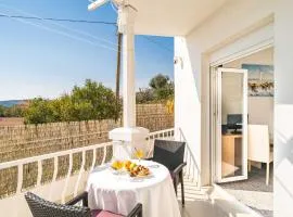 Apartments Bla evi - Comfort Two Bedroom Apt with Hot Tub and Sea View