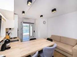 Apartments Ema - Studio Apartment with Sea View