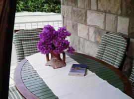 Apartments Maria Kolo ep- Three Bedroom Apartment with Backyard Terrace and Sea View，位于科洛塞普的酒店