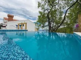 Villa Dundo Pero - Four Bedroom Villa with Swimming Pool and Sea View