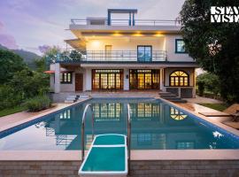 StayVista at FarmVille with Mountain View, Pool，位于阿里巴格的酒店