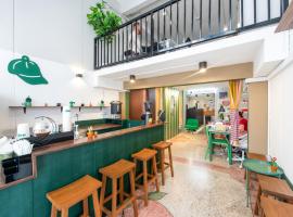 PICCOLO SUKHUMVIT HOSTEL- Self check-in after 6 pm，位于曼谷的酒店