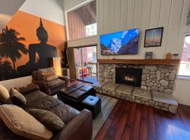 Cozy Studio with Loft at Mammoth Ski & Racquet Club, Hot Tub, Garage, 10 Min Walk to Ski Lifts，位于马姆莫斯湖的酒店