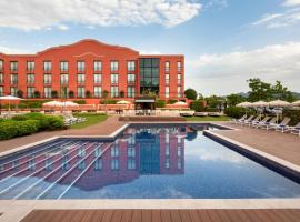 Dolce by Wyndham Barcelona Resort，位于圣埃斯特万-德萨斯罗维拉斯的酒店