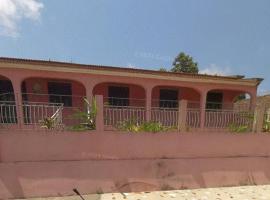 Casa Rosa - Roça Água-Izé，位于Água Izé的酒店