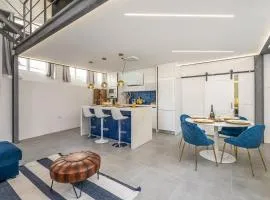 Host Wise - Elegant Loft with Historic Charm & Terrace