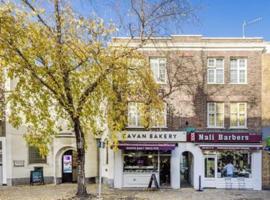 Two Bed High Street Flat Teddington，位于泰丁敦的酒店