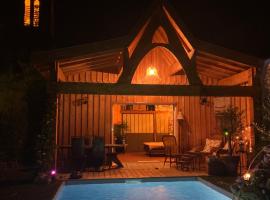 Chalet Atypique avec VUE Sur Piscine，位于居让梅斯特拉的酒店