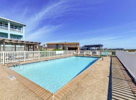 Beachfront Condo with Pool Access in Port Aransas，位于阿兰瑟斯港的低价酒店