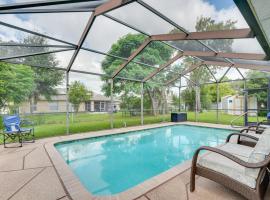 Spring Hill Retreat with Heated Pool and 4-in-1 Grill，位于春丘的酒店