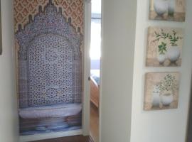 Guest house with Moroccan style in Gatineau 15 min from heart of Ottawa，位于加蒂诺的酒店