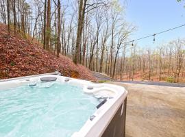 Couple Retreat Cabin-near Smoky Mountain Railroad-Hot Tub，位于布赖森城的酒店