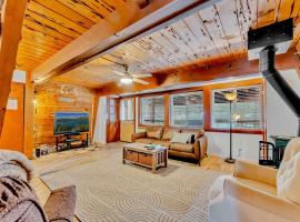 Classic Tahoe Charm 3 Ski Resorts Within 5 Miles，位于Soda Springs的酒店