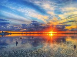 Ballarat - On the Lake with gift voucher，位于Wendouree的酒店