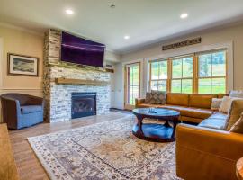 True Upscale Ski In & Out Condo with Pool & Hot Tub，位于康威的酒店
