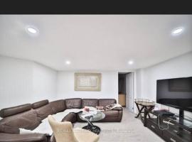 Amazing 2 Bedroom Basement in Oakridges，位于列治文山的酒店