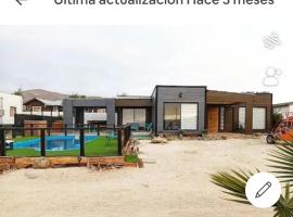 Agradable casa cerca de la playa, piscina internet，位于瓜纳切洛斯的酒店