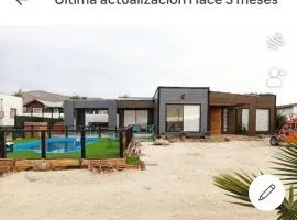 Agradable casa cerca de la playa, piscina internet