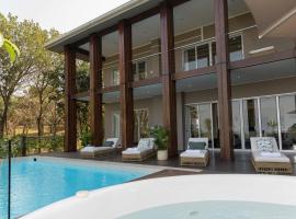 Luxury Villa Umdoni - Eden Rock Luxury Estate, Pennington，位于彭宁顿的酒店