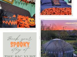 The Big Yurt - Halloween glamping in the Cotswolds，位于伯克利的豪华帐篷