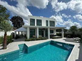 Phuket Villa Sofia，位于Ban Phak Chit的酒店