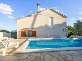 Awesome Home In Tinj With Jacuzzi