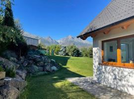 VILA LESNA House with a garden 2 minutes from the center of the Tatras，位于新里斯拉的酒店