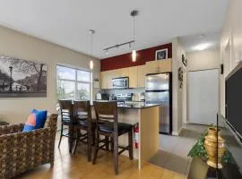 Skytrain accessible, Free Parking, Gym, 2 Bedroom Sleeps 6 Central Apartment with easy access to downtown Vancouver