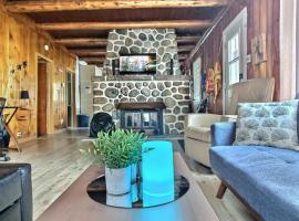 Nelson Warm Log Cabin with Private Hot Tub，位于Rivière-Rouge的酒店