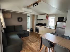Mobilhome dans les Pins，位于塞尼奥斯的酒店