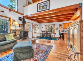 Mountain Retreat Near Ski Resorts and Lake，位于Soda Springs的酒店
