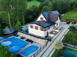 WILLA NA WYŁĄCZNOŚĆ 12 os BIESZCZADY z Salą Imprezową, Jacuzzi, Sauną, Balią Zewnętrzną oraz 2 baseny z podgrzewaną wodą - Rezydencja Matiaszówka，位于波拉齐克的酒店