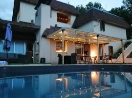 LAPAUSEDEGOUT piscine chambres climatisées jacuzzi terrasse，位于Lachapelle-Auzac的高尔夫酒店