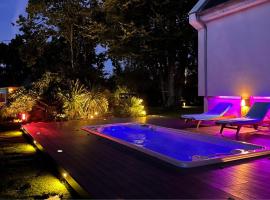 EDEN Locquirec - Piscine & Spa Chambre d hôtes，位于洛基雷克的酒店