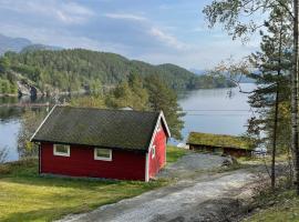 Hytte ved sjøen med båtutleige，位于Kvalsvik的酒店