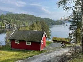 Hytte ved sjøen med båtutleige