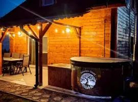 Pałuckie Chaty domek z balia i sauną widok na jezioro